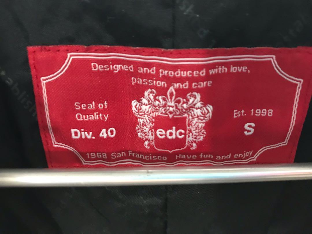Winter Jacket (Category: New Undergarments & Loungewear) located in Singapore. Submitted by joey_may (Listing ID 230354569, Image 3). Description: — Only worn once — It look new — Reason for Sale: Gain weight, cannot fit it.