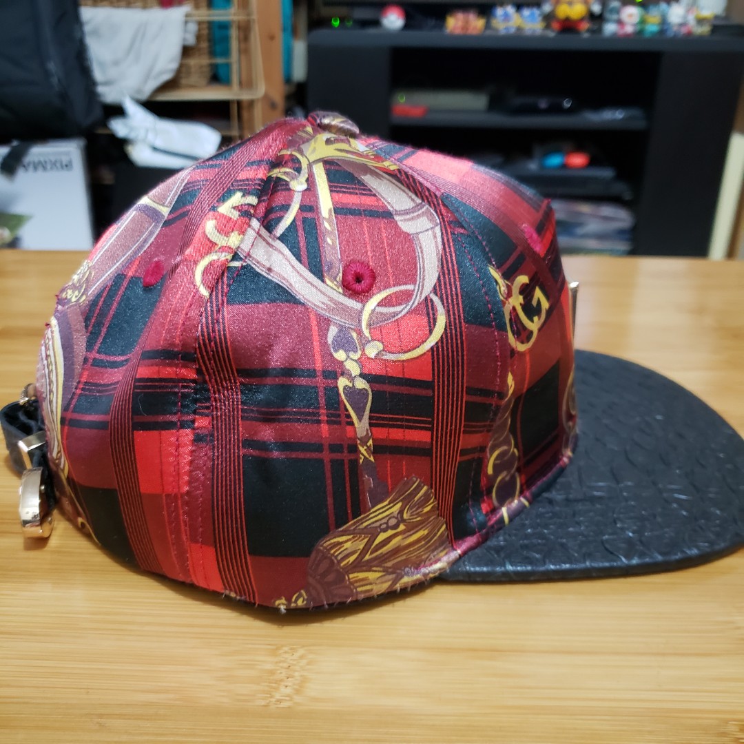 Cap （分類：棒球帽、帽）位於 Hong Kong。 由 kenichinose 提交（商品編號 230597669，圖片 3）。簡介： Hater Cap Red with golden chain design. The snapback part different from usual. Snapback free size。