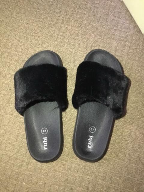 black fluffy slides