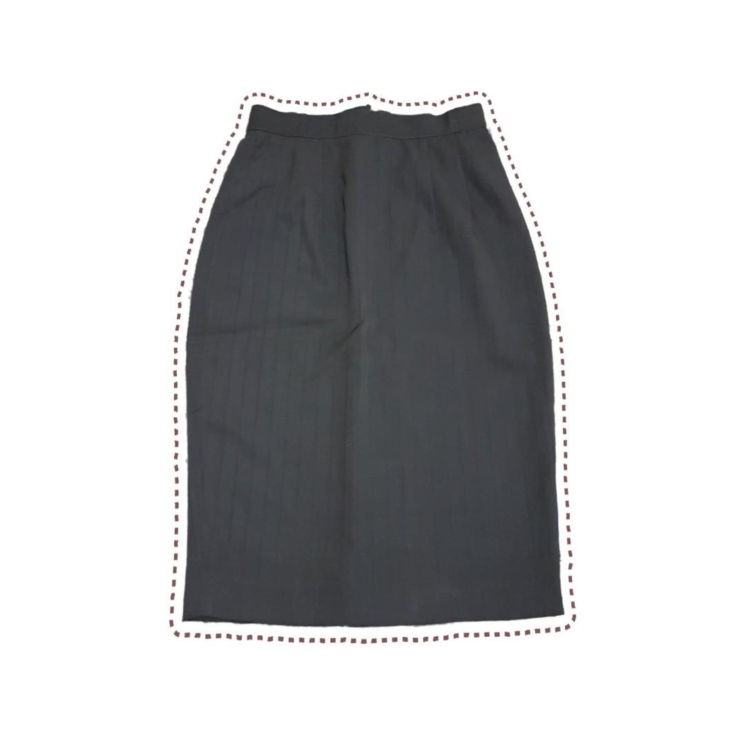 Brown office skirt (Category: Skirts) located in Manila. Submitted by xmyra (Listing ID 230798311, Image 1). Description: .