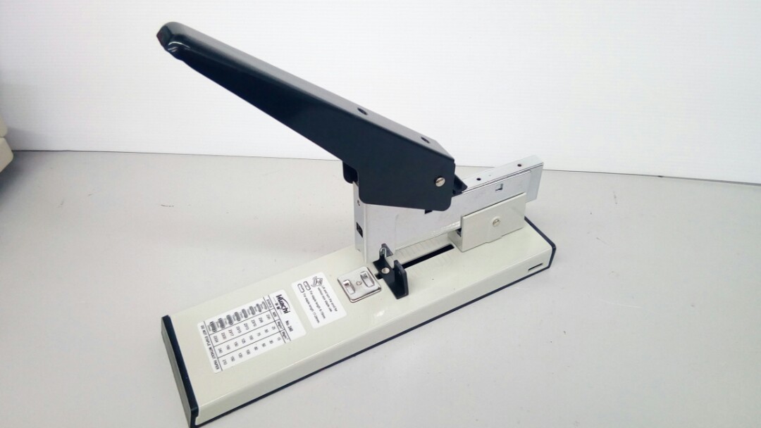 Stapler (heavy duty 240), Hobbies & Toys, Books & Magazines, Magazines