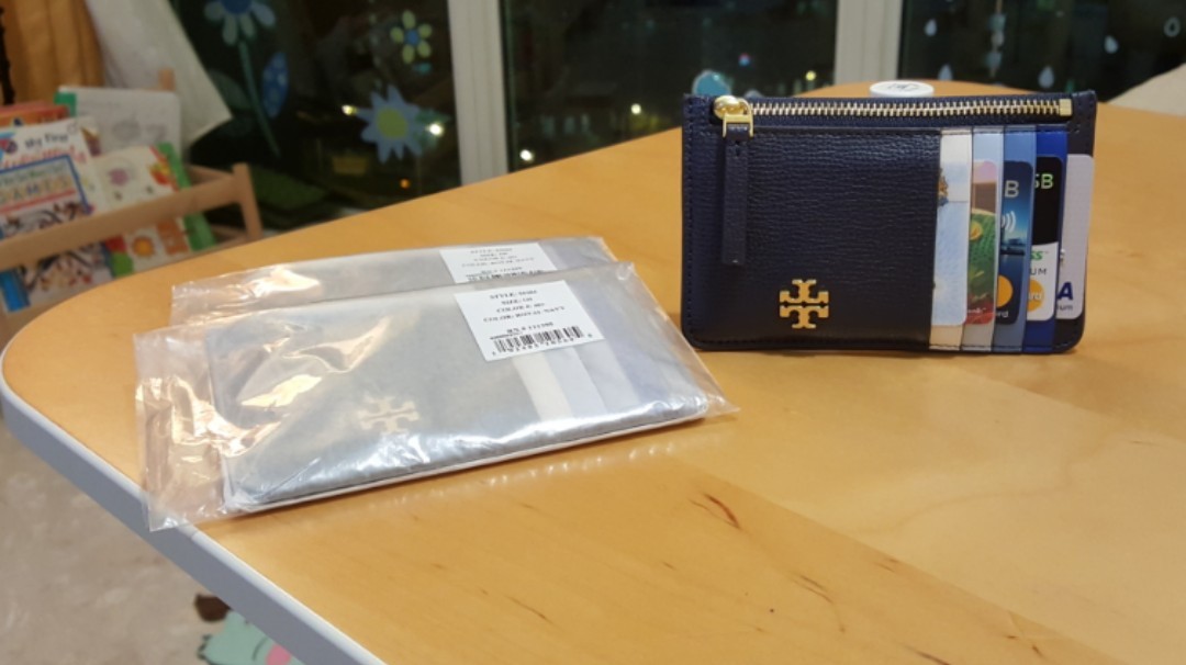 Tory Burch Kira Slim Card Case, Luxury, Bags & Wallets on Carousell