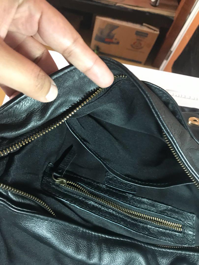 Leather messenger bag -SIENA (Category: Cross-body Bags) located in Cebu City. Submitted by jayejayejayejaye (Listing ID 186913258, Image 2). Description: ✔️ Made of real cow leather ✔️ Bought on IG @pravibag ✔️ Only used once ✔️ Original price is ₱4950 ✔️ RFS : decluttering unused stuff .