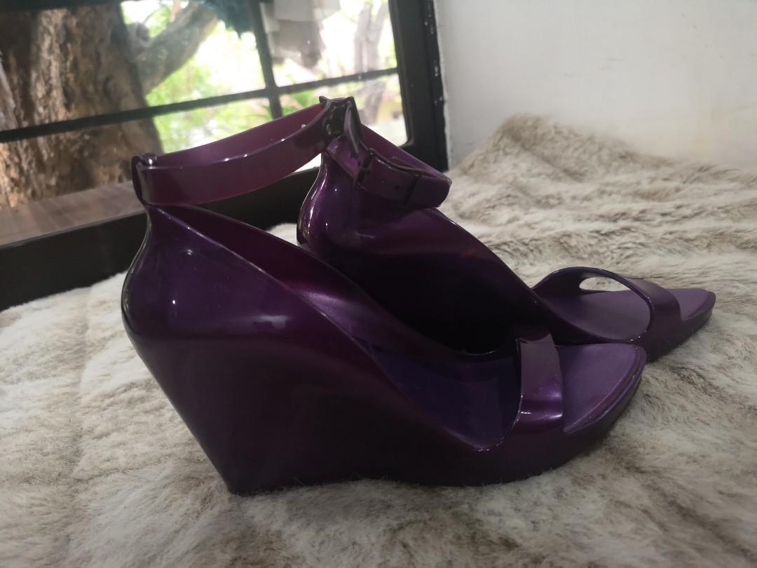 Melissa authentic (Category: Flats & Sandals) located in Talisay. Submitted by ishiizaria (Listing ID 230949192, Image 1). Description: 9/10 condition In sweet candy coated smell Used couple of times.
