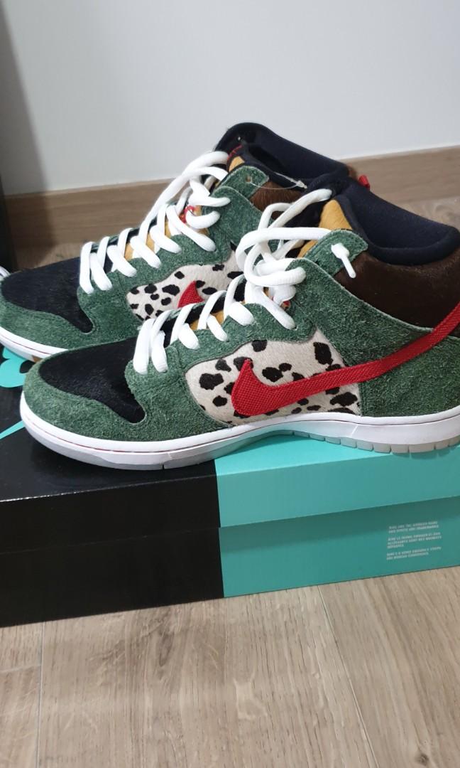 dog walker nike sb