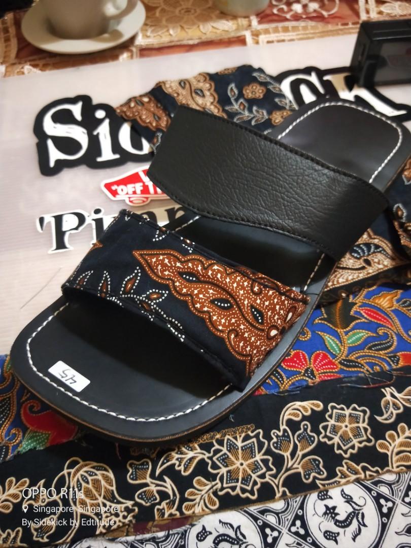 Sandals (Category: Flipflops and Slides) located in Singapore. Submitted by sidekickbyedtitude (Listing ID 231031521, Image 3). Description: This are customised batik on Sandals. Those keen can pm me for further details. Thank You.