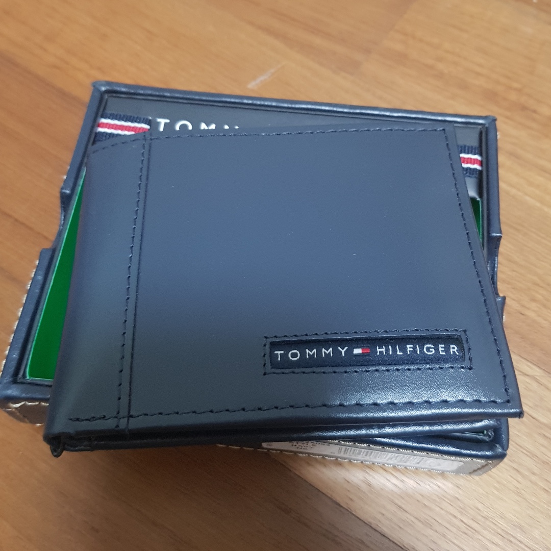 Tommy hilfiger 2025 cambridge billfold wallet