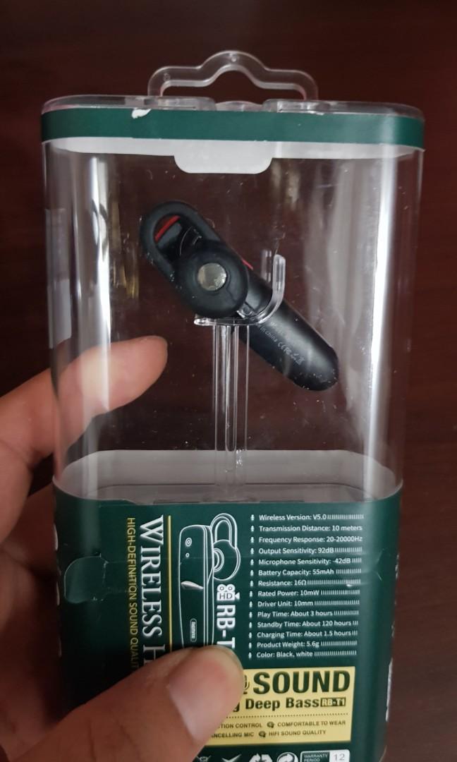 Wireless headset (Category: Earphones) located in Singapore. Submitted by itsthejazz (Listing ID 231154976, Image 3). Description: Brand new wireless headset Use for driving.
