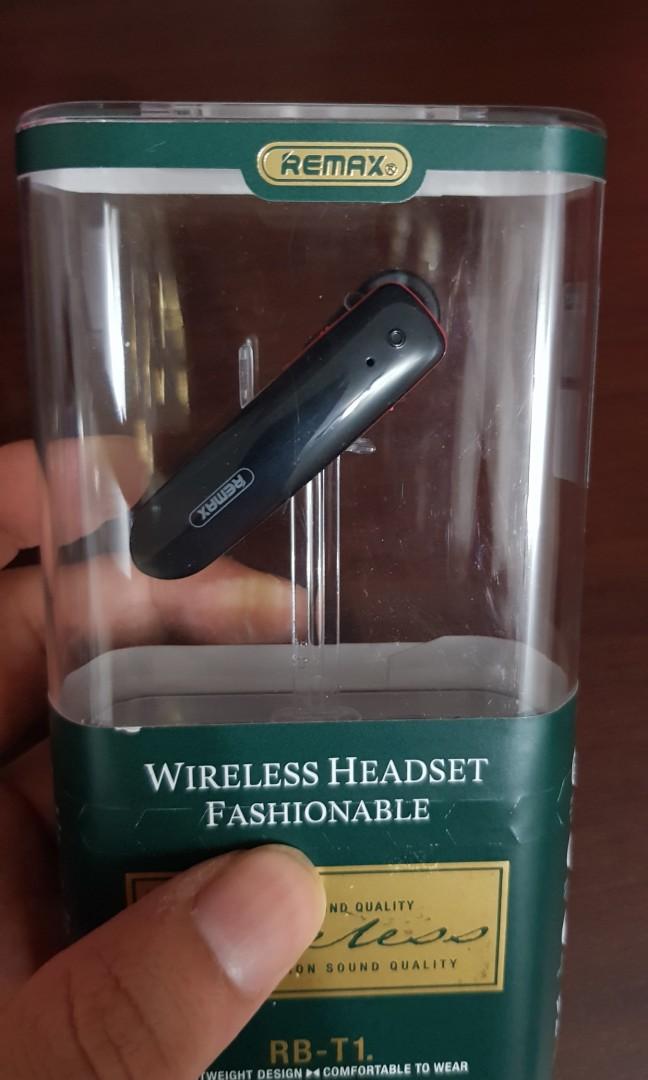 Wireless headset (Category: Earphones) located in Singapore. Submitted by itsthejazz (Listing ID 231154976, Image 2). Description: Brand new wireless headset Use for driving.