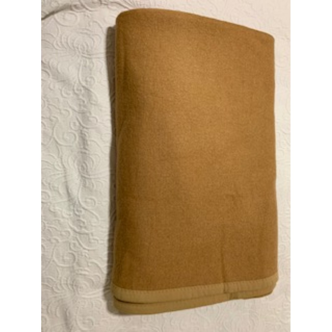 "ESKIMO" WOOL BLANKET, 傢俬＆家居, 廚具和餐具, 餐桌布和紡織布品 Carousell