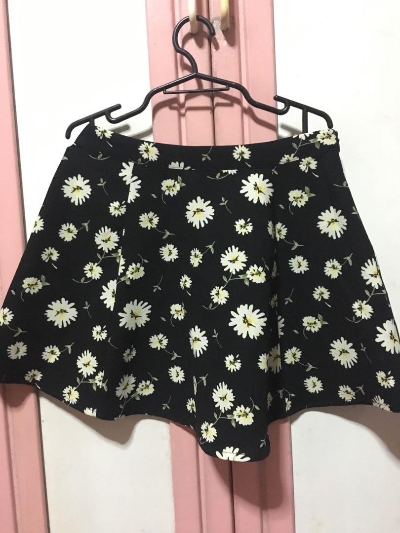 Forever 21 Floral Skirt (Category: Dresses) located in Manila. Submitted by gabbbbbyy (Listing ID 231173990, Image 1). Description: Floral Skirt with nice tela! Used a few times PM for more pics if interested .
