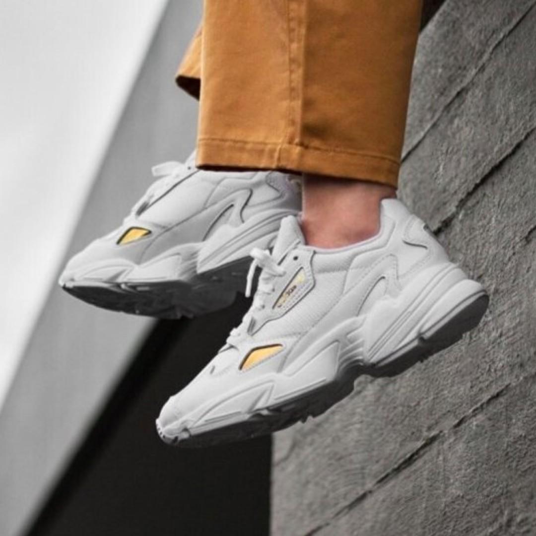 現貨ishoes正品adidas Falcon W 女鞋老爹鞋白金經典復古老爹鞋運動愛迪達ee 運動休閒 運動鞋在旋轉拍賣