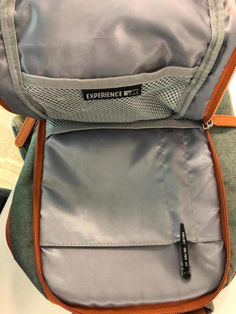 Backpack （分類：背包）位於 Hong Kong。 由 hk.mammoth 提交（商品編號 231443511，圖片 3）。簡介： Great for office . Please note it’s worn out on bottom corner。