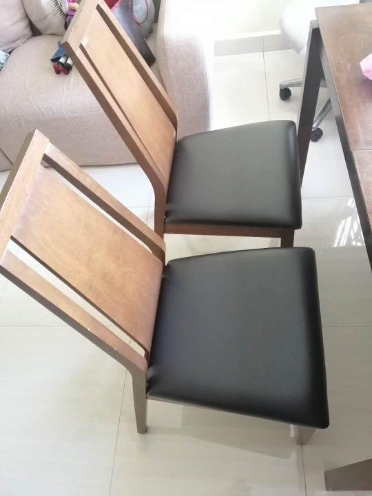 Dining Table (Category: Tables & Sets) located in Singapore. Submitted by lindazwmei (Listing ID 231456325, Image 2). Description: Dining table with 2 chairs. U need to collect it at Admiralty Link. .