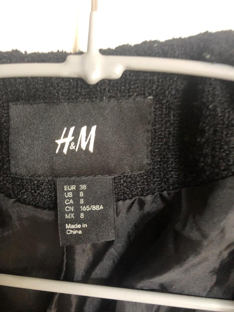 H&M jacket/blazer (Category: Coats, Jackets and Outerwear) located in Makati City. Submitted by vborja (Listing ID 231397227, Image 3). Description: Color is black Material: thick with lining Can be used formal or casual.