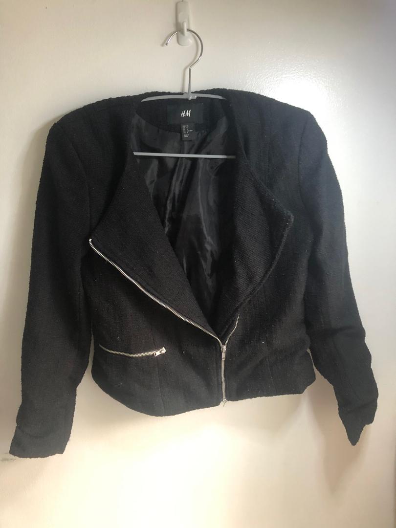 H&M jacket/blazer (Category: Coats, Jackets and Outerwear) located in Makati City. Submitted by vborja (Listing ID 231397227, Image 2). Description: Color is black Material: thick with lining Can be used formal or casual.