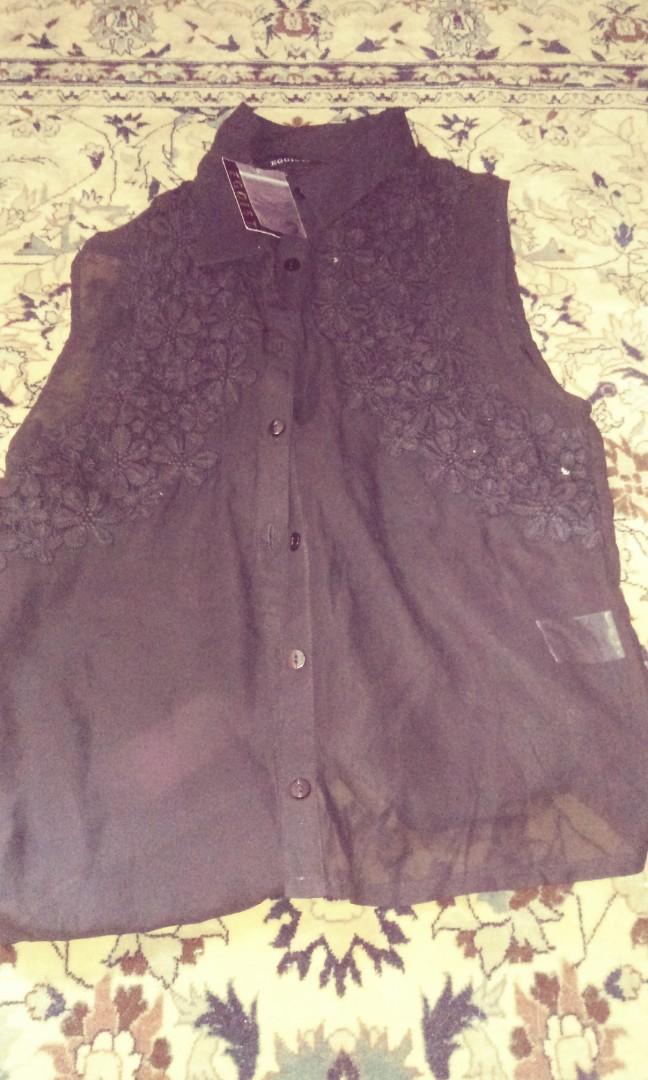Lace see through top with uniqlo square pants (Category: Maternity wear) located in Manila. Submitted by rareclassy (Listing ID 231365874, Image 1). Description: Terno outfit. Belt not included.