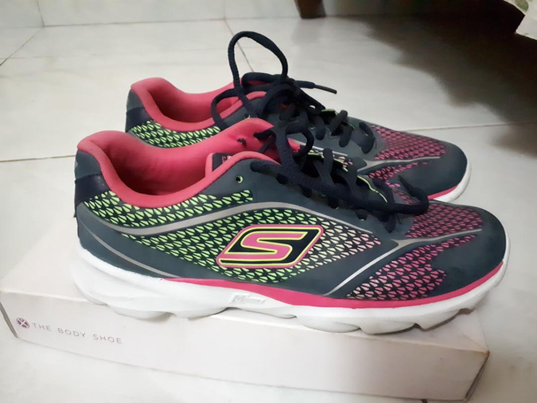 sepatu running skechers