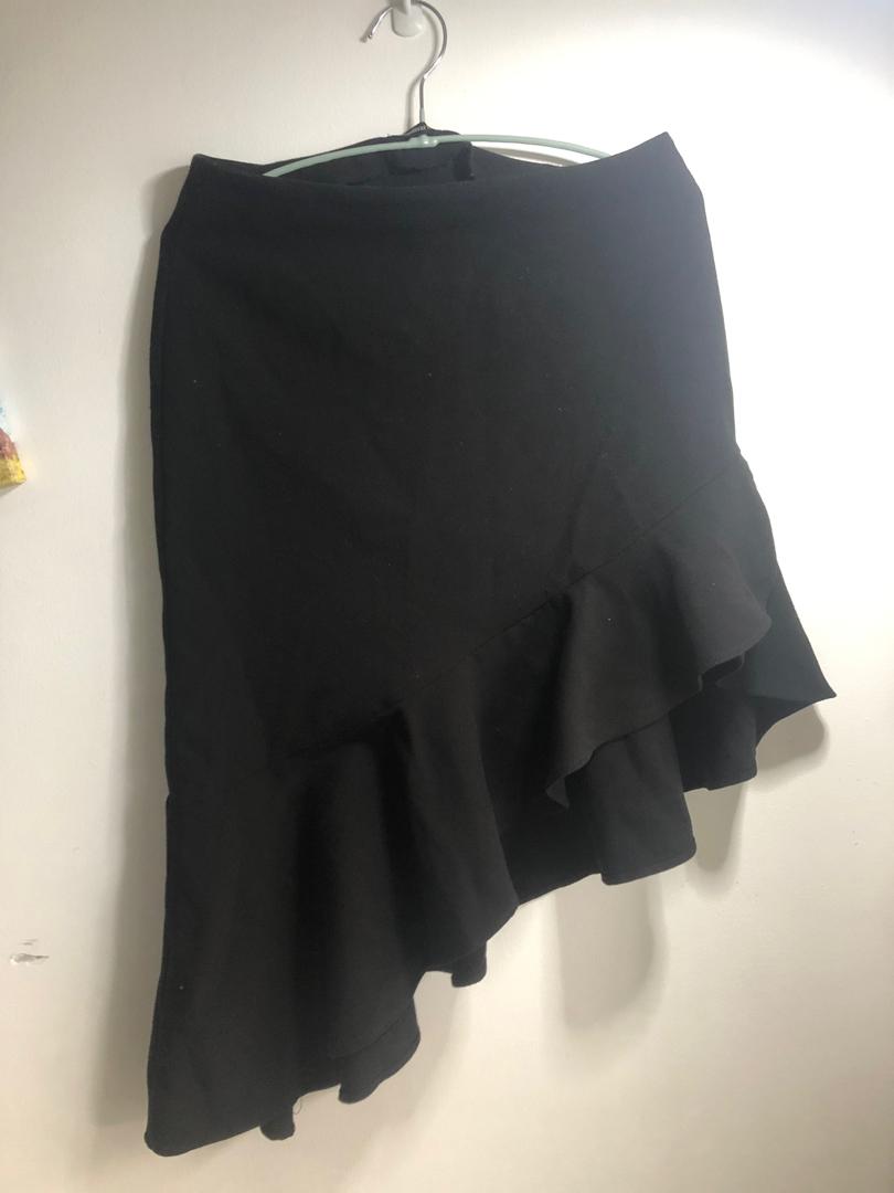 Stradivarius Asymmetrical Skirt (Category: Skirts) located in Makati City. Submitted by vborja (Listing ID 231395219, Image 3). Description: Barely used ruffled skirt Longest length is below the knee Very sexy to use Color is black.
