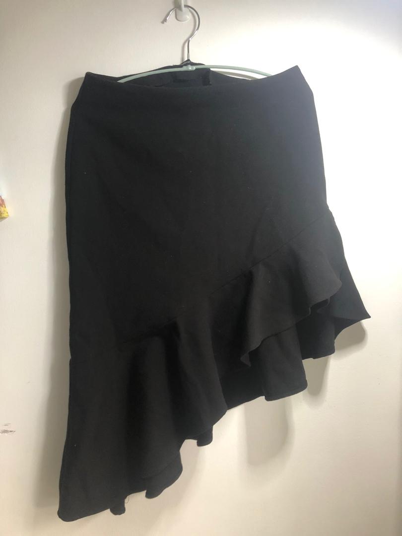 Stradivarius Asymmetrical Skirt (Category: Skirts) located in Makati City. Submitted by vborja (Listing ID 231395219, Image 1). Description: Barely used ruffled skirt Longest length is below the knee Very sexy to use Color is black.