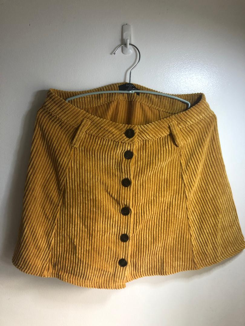 Bershka mustard skirt (Category: Skirts) located in Makati City. Submitted by vborja (Listing ID 231399499, Image 1). Description: Used once for a costume Not really my style Perfect condition.