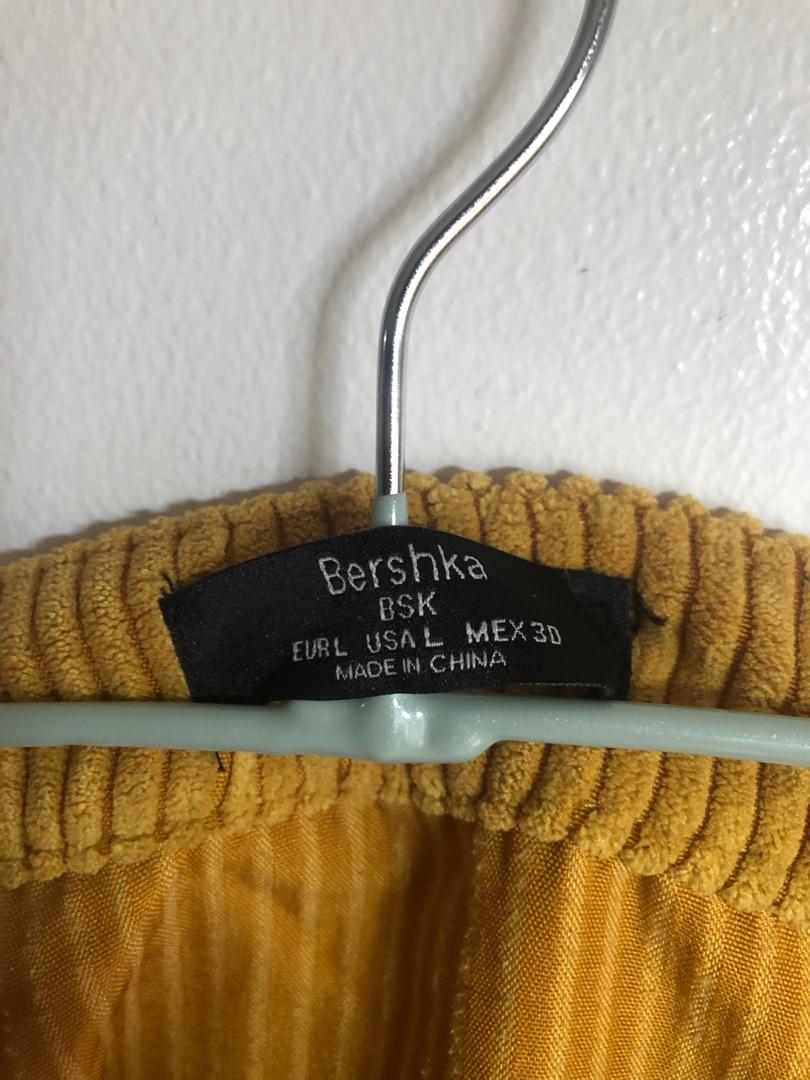 Bershka mustard skirt (Category: Skirts) located in Makati City. Submitted by vborja (Listing ID 231399499, Image 2). Description: Used once for a costume Not really my style Perfect condition.