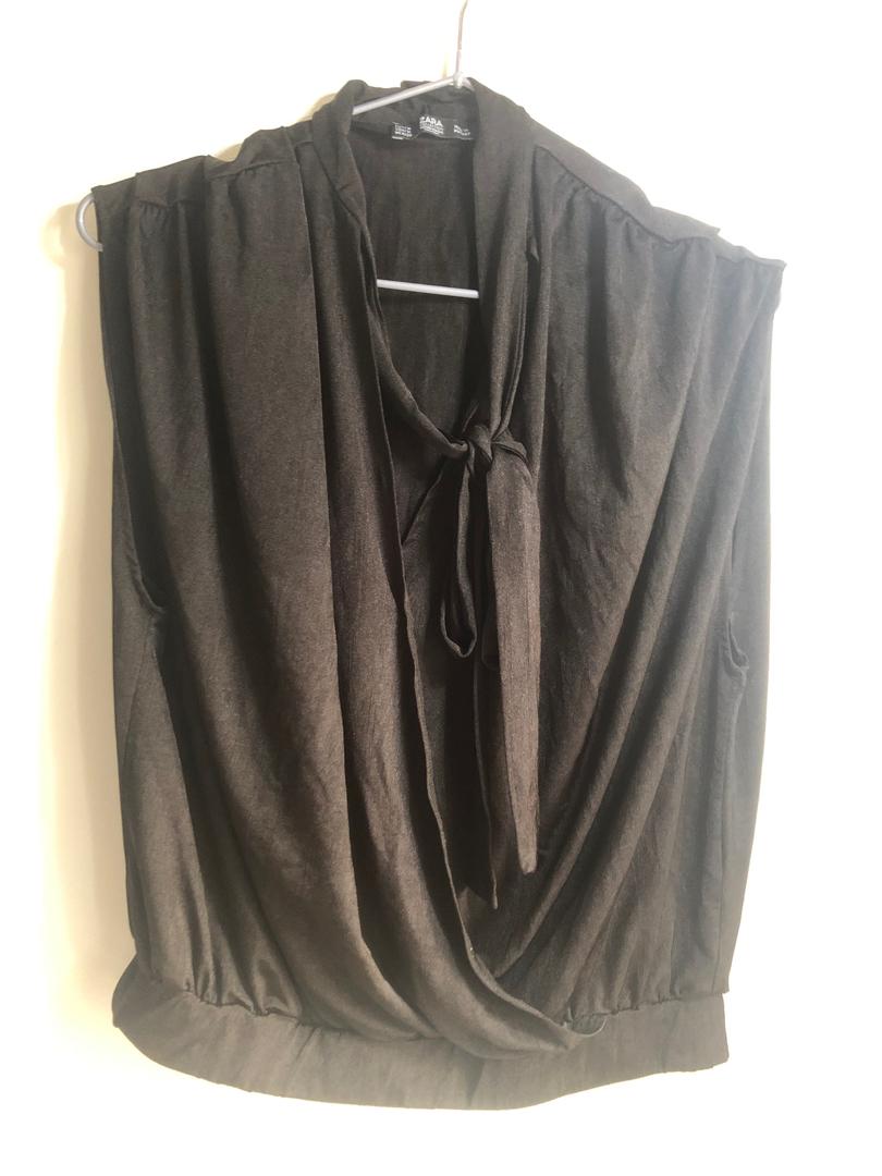 Zara top (Category: Blouses) located in Makati City. Submitted by vborja (Listing ID 231400215, Image 1). Description: Zara black top Barely used.