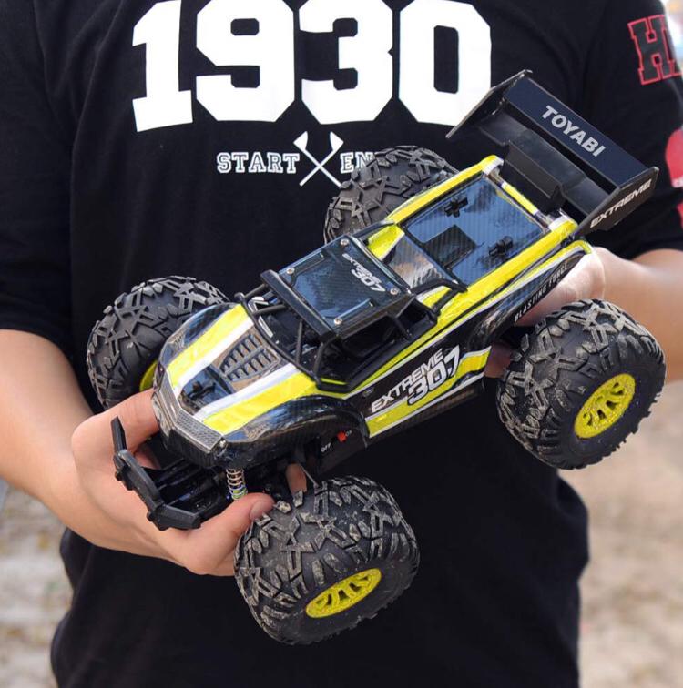 GizmoVine GT ZC171802BYE Remote Control Car 2WD 2.4GHz Scale 1 18 Black Yellow M01001