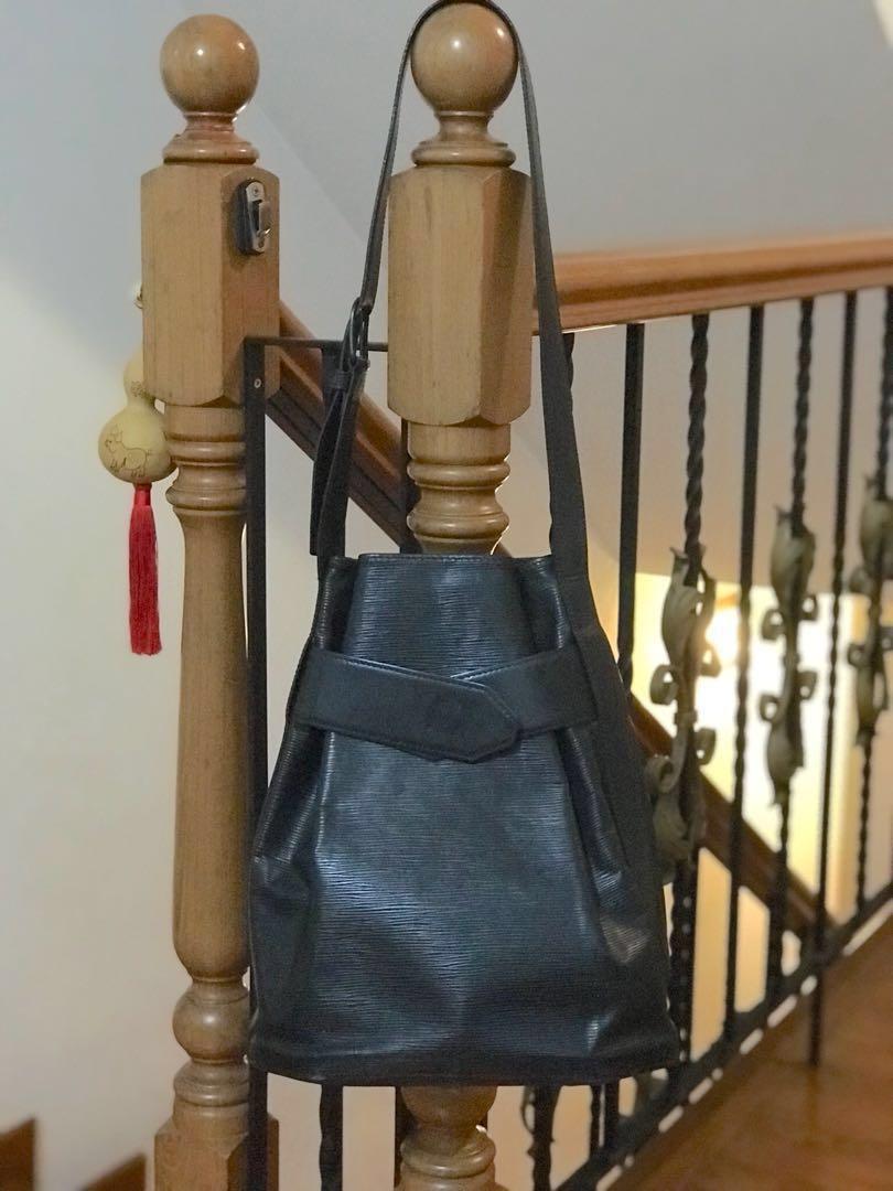Authentic Louis Vuitton vintage Sac D’epaule GM shoulder bucket style bag  in black epi leather