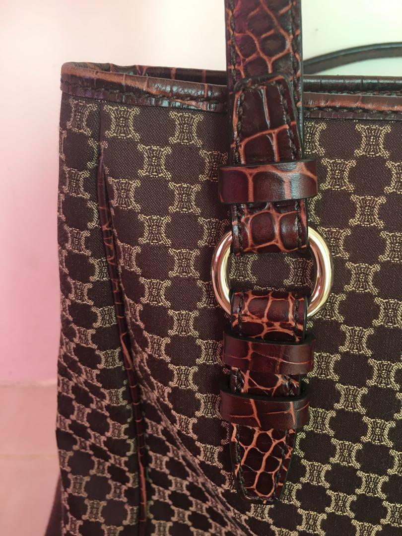 Celine Paris Medium Shoppers Bag (Category: Luxury Bags & Wallets) located in Cebu City. Submitted by retailriri (Listing ID 203936638, Image 3). Description: Pre-owned (rank a) 100% original With dust bag and care card With code Dimension: 11.5 x 11 x 3 inches Strap drop: 6.5 inches Rfs: closet clean up Slightly negotiable. #makethebest1 For sure buyers, you can send me message thru dm/txt/viber - 09085338137.