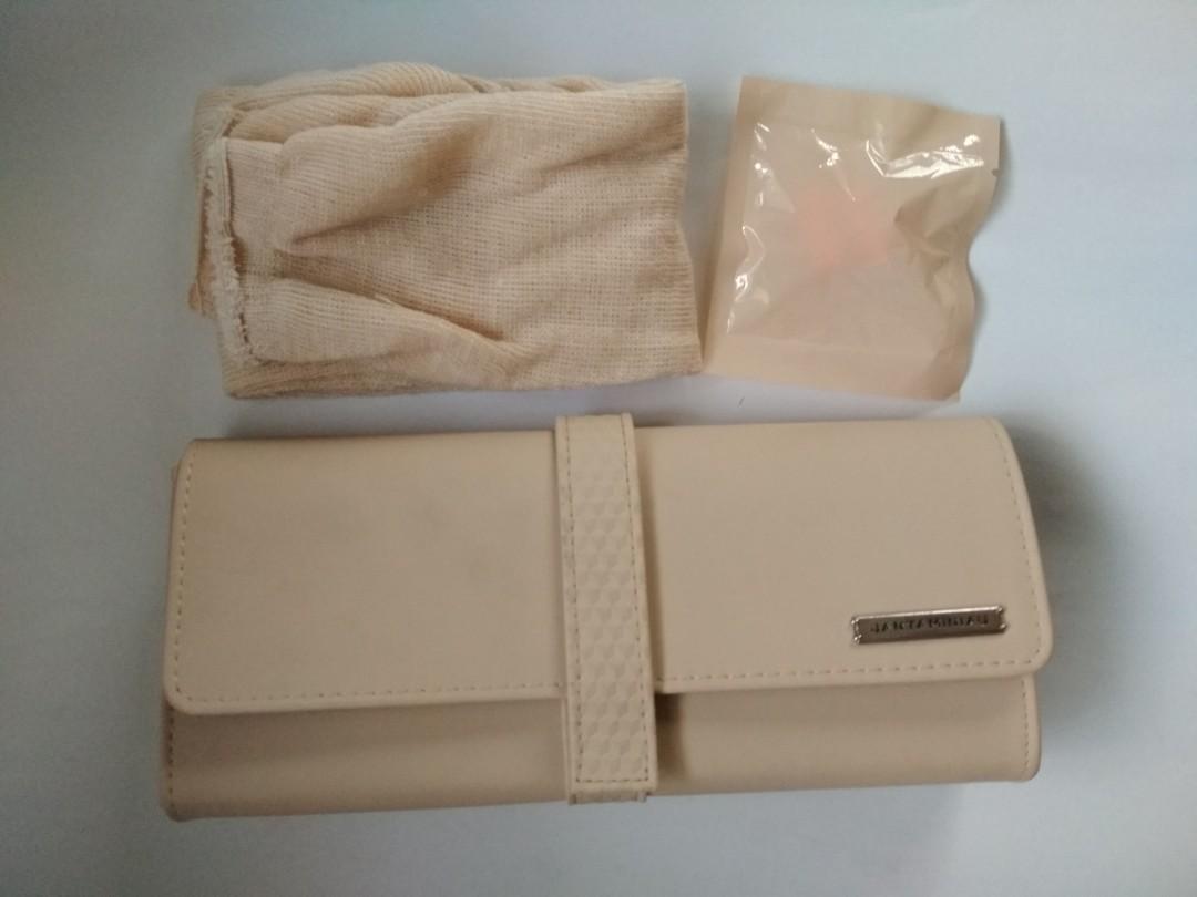 Jantaminiau Travel Case (Category: Travel Essentials & Accessories) located in Quezon City. Submitted by rosey2018 (Listing ID 231537368, Image 2). Description: Items inside included.