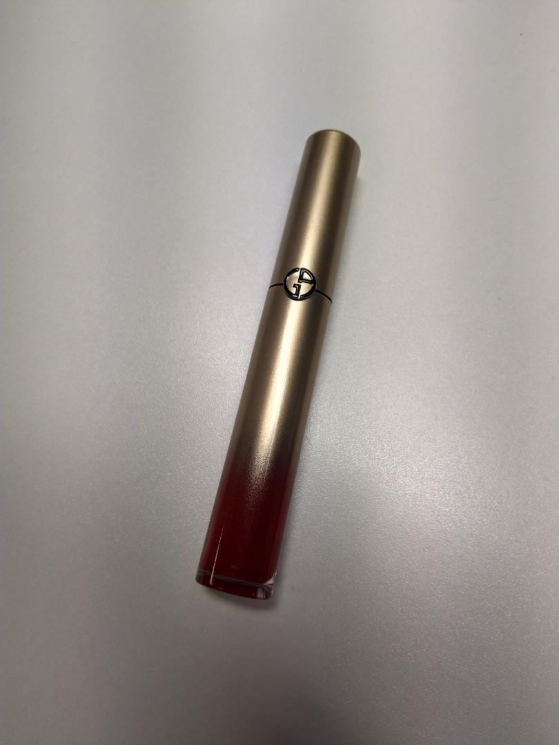Giorgio Armani 絲絨啞亮唇釉 （分類：化妝品）位於 Hong Kong。 由 kwing13 提交（商品編號 231732597，圖片 1）。簡介： 限量版~ 沒有盒 全新，沒有用過 顏色：400 (最經典的ARMANI RED!) 面交，可於灣仔/尖沙咀港鐵站或東鐵沿線交收。