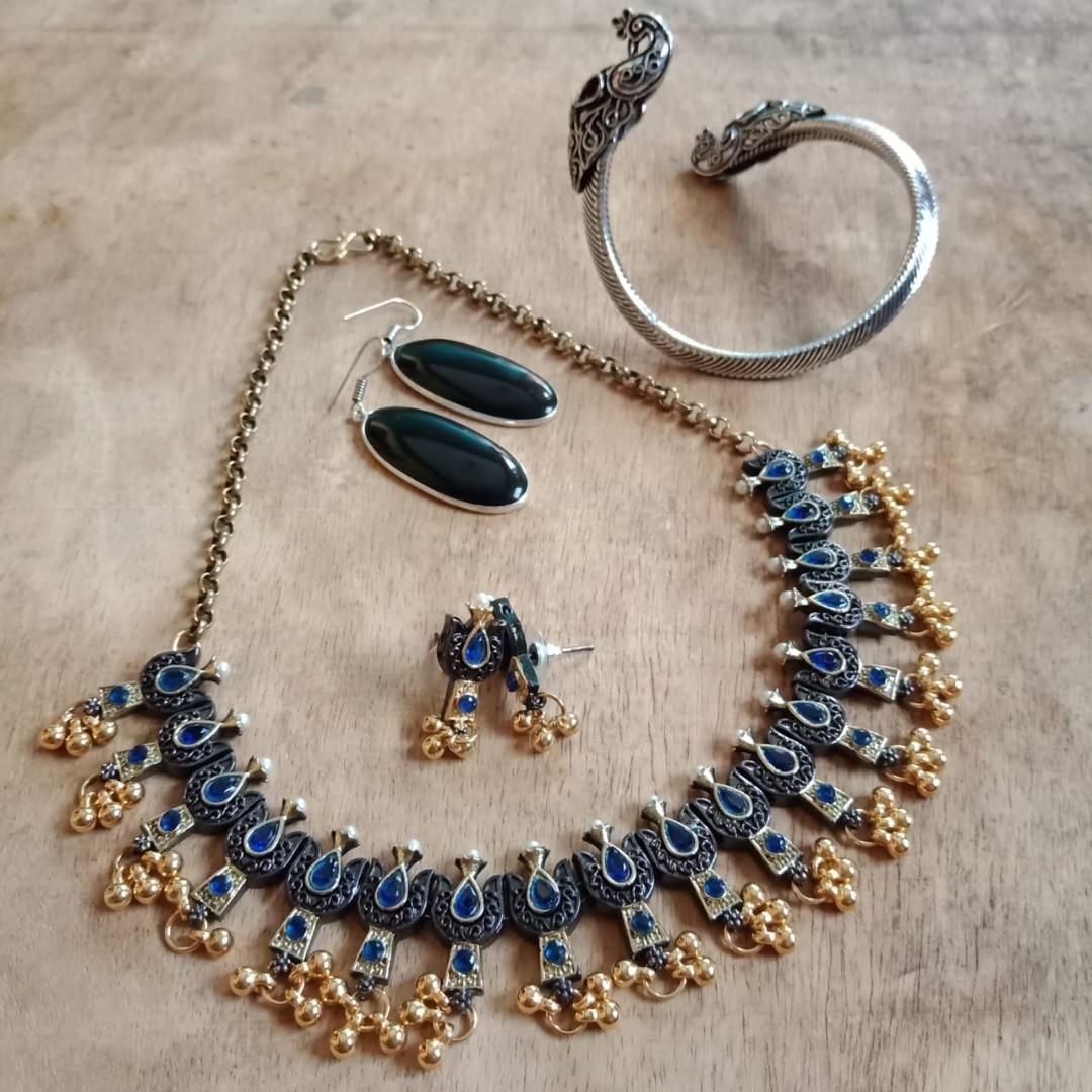 JB 05 JEWELLERY BOX black polish necklace set with 2 pair of