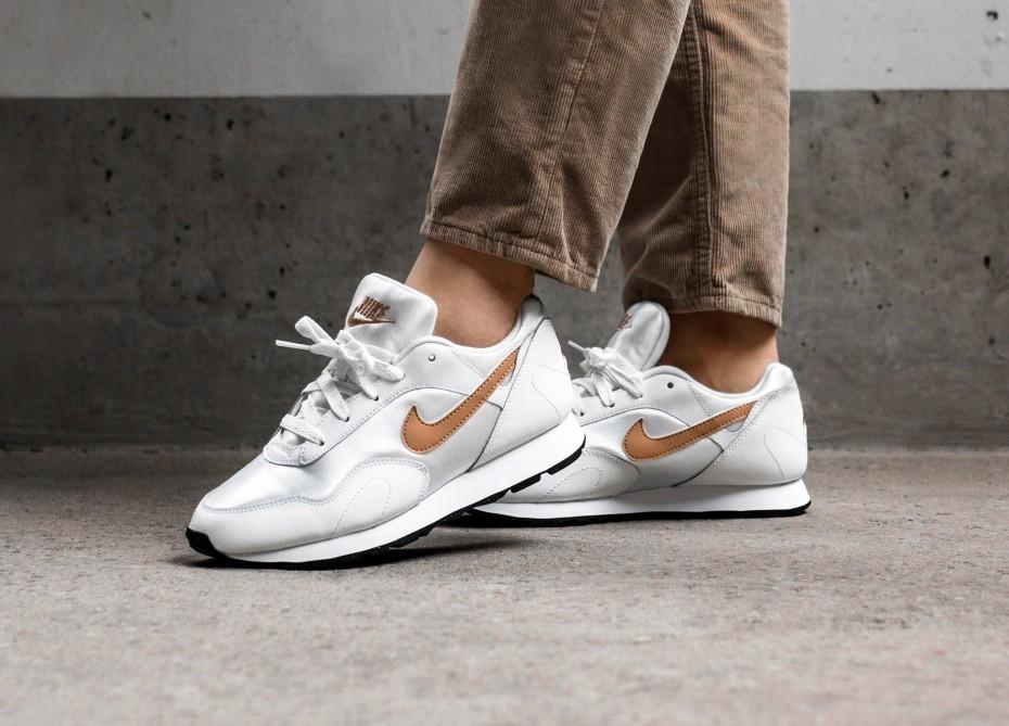 nike outburst trainers in beige