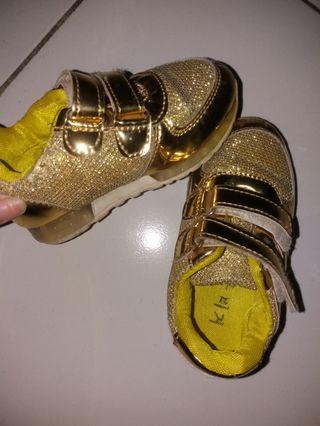 Sepatu anak gold