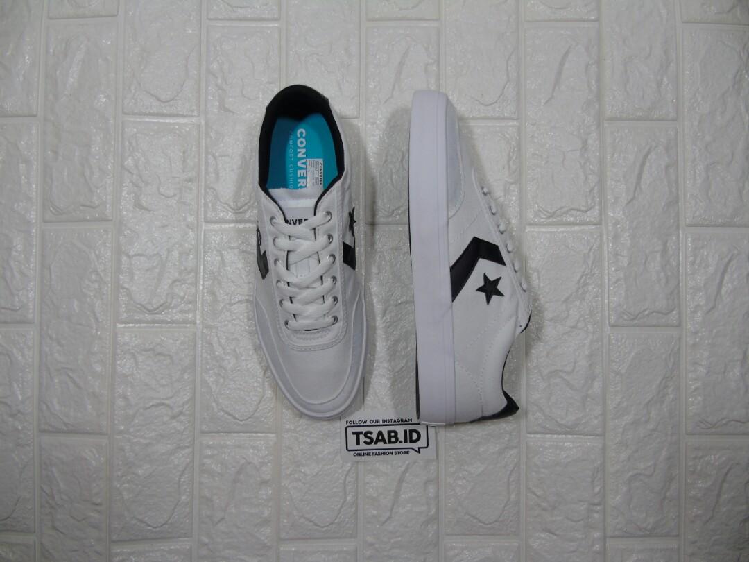 converse courtlandt ox white Fesyen Pria Sepatu Sneakers di Carousell