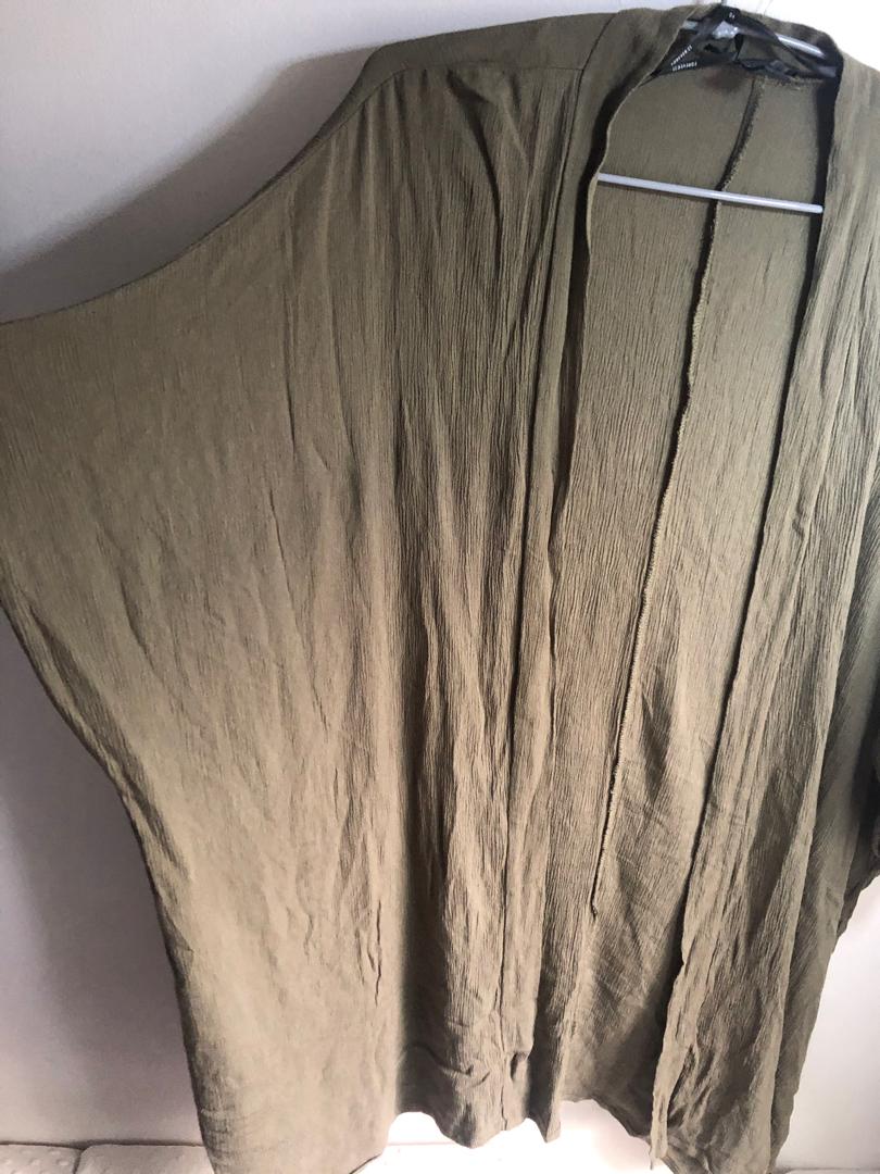 Forever 21 Green Kimono (Category: Coats, Jackets and Outerwear) located in Makati City. Submitted by vborja (Listing ID 231865741, Image 3). Description: Bought this at around 1k last year summer. Worn once but too many kimonos already so decided to let go..