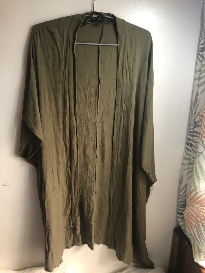 Forever 21 Green Kimono (Category: Coats, Jackets and Outerwear) located in Makati City. Submitted by vborja (Listing ID 231865741, Image 1). Description: Bought this at around 1k last year summer. Worn once but too many kimonos already so decided to let go..