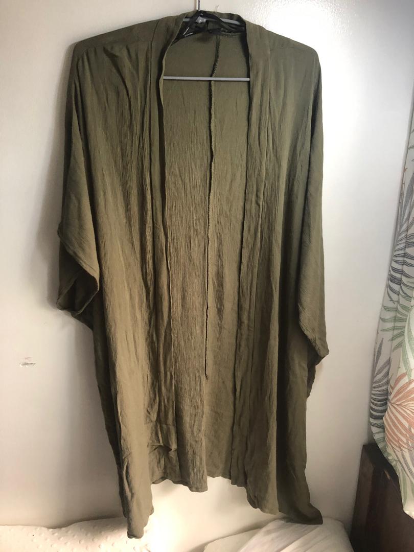 Forever 21 Green Kimono (Category: Coats, Jackets and Outerwear) located in Makati City. Submitted by vborja (Listing ID 231865741, Image 2). Description: Bought this at around 1k last year summer. Worn once but too many kimonos already so decided to let go..