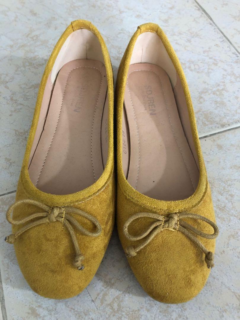 mustard coloured flat shoes