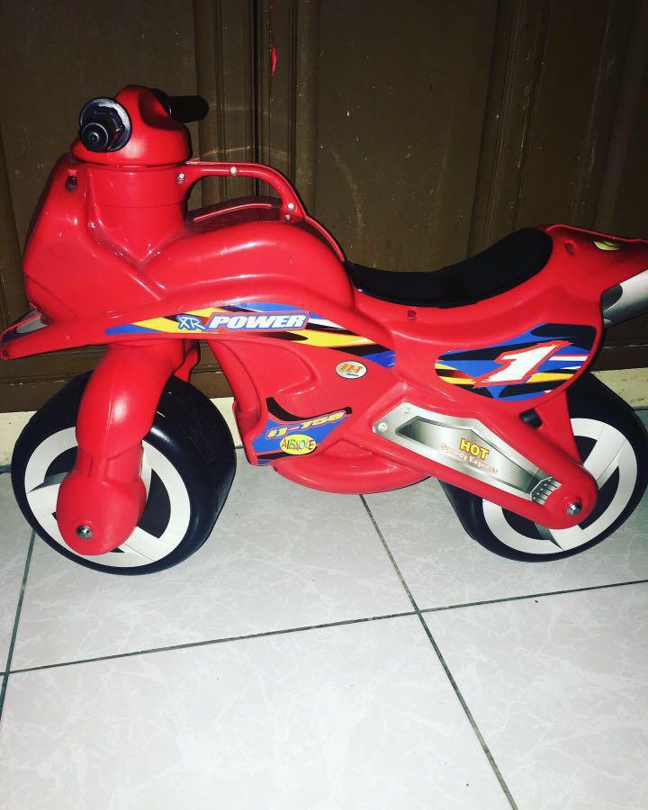 SCOOCH RED RIDE ON MOTORBIKE FOR TODDLERS NO BATTERIES NEEDED