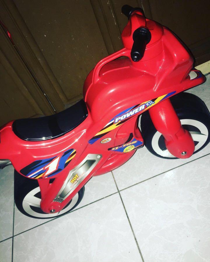 SCOOCH RED RIDE ON MOTORBIKE FOR TODDLERS NO BATTERIES NEEDED