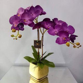 Orkid tiruan dan pasu seramik
