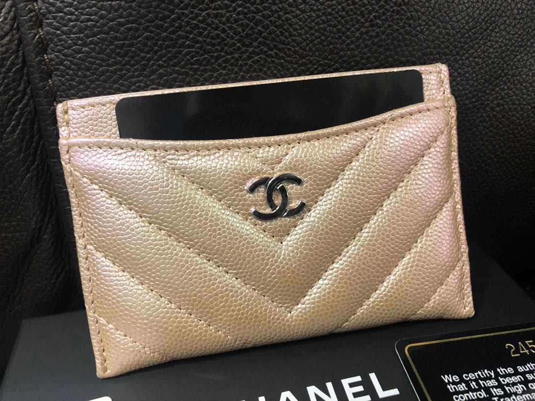 🦄🦄Chanel 17b chevron caviar iridescent light rose gold flat cardholder!  RARE, Luxury, Bags & Wallets on Carousell