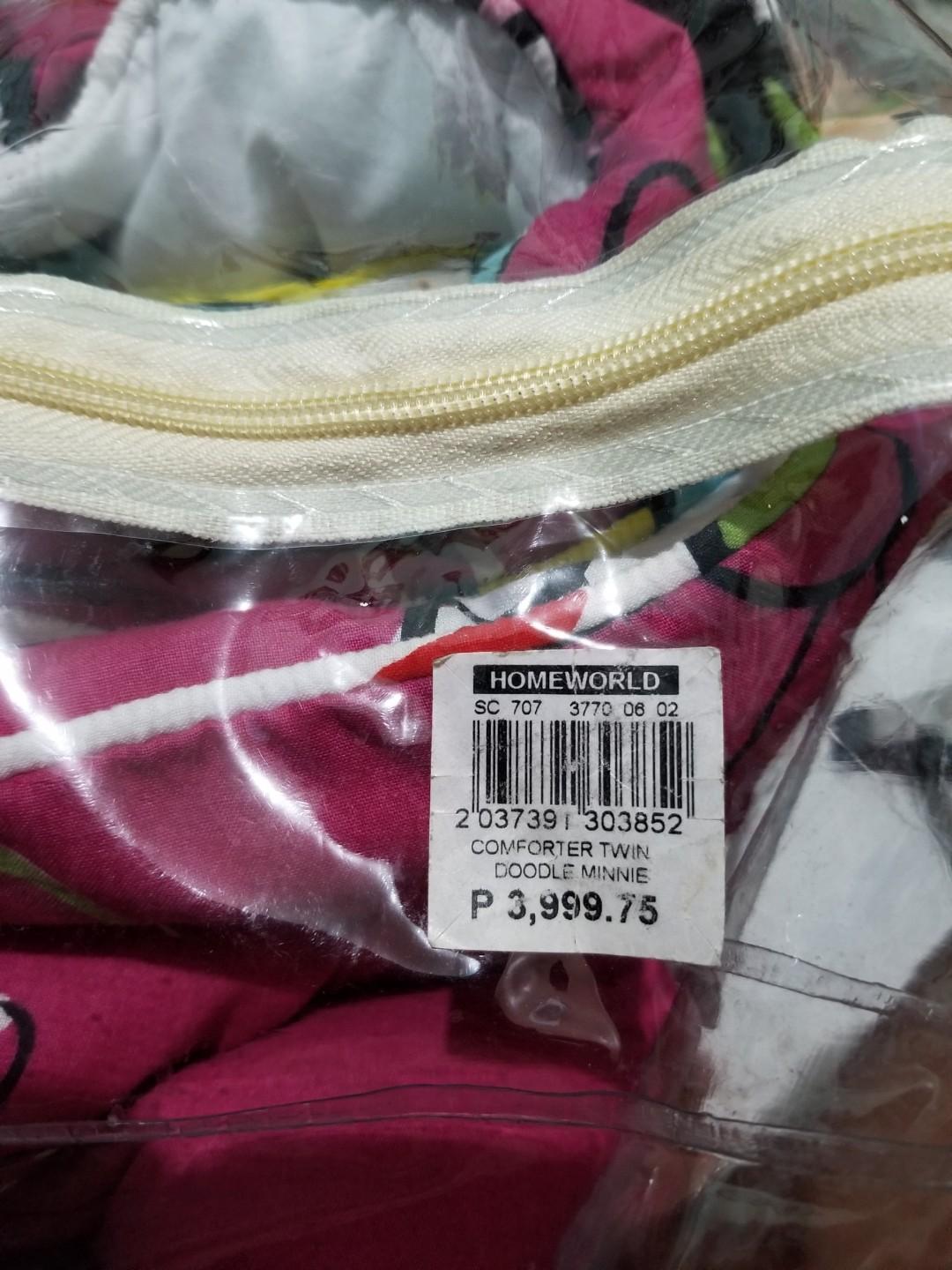 Comforter set! (Category: Bed Frames & Mattresses) located in Antipolo. Submitted by ms.roj (Listing ID 232059997, Image 2). Description: Bought it for almost 4k Super ganda pa ng comforter it also comes with 2 pillow case And fitted sheet single size Magkabilaan diff. Design. Sa pang single bed lang namin nilagay pati fitted pang single yung comforter for twin. Rfs: yearly upgrade..