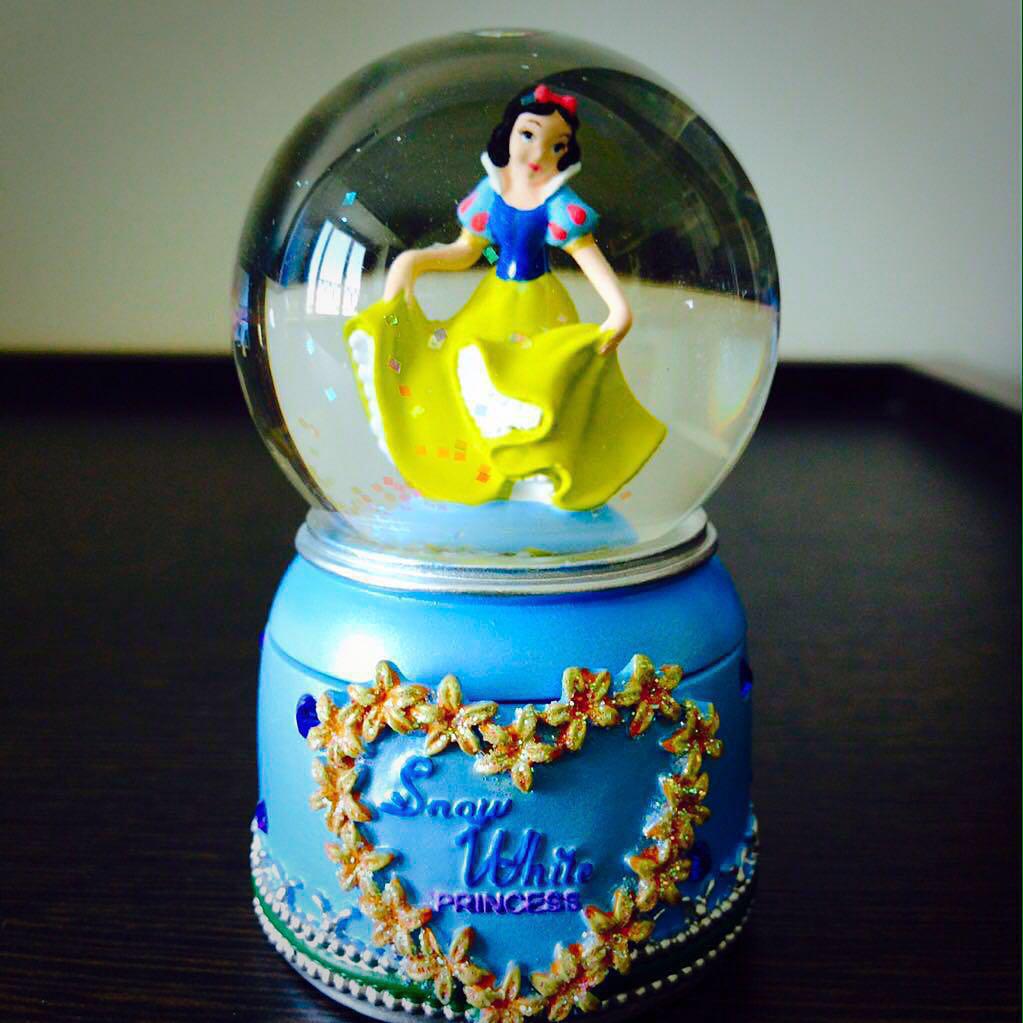 Disney Princess Snow White Snow Globe, Hobbies & Toys, Stationery