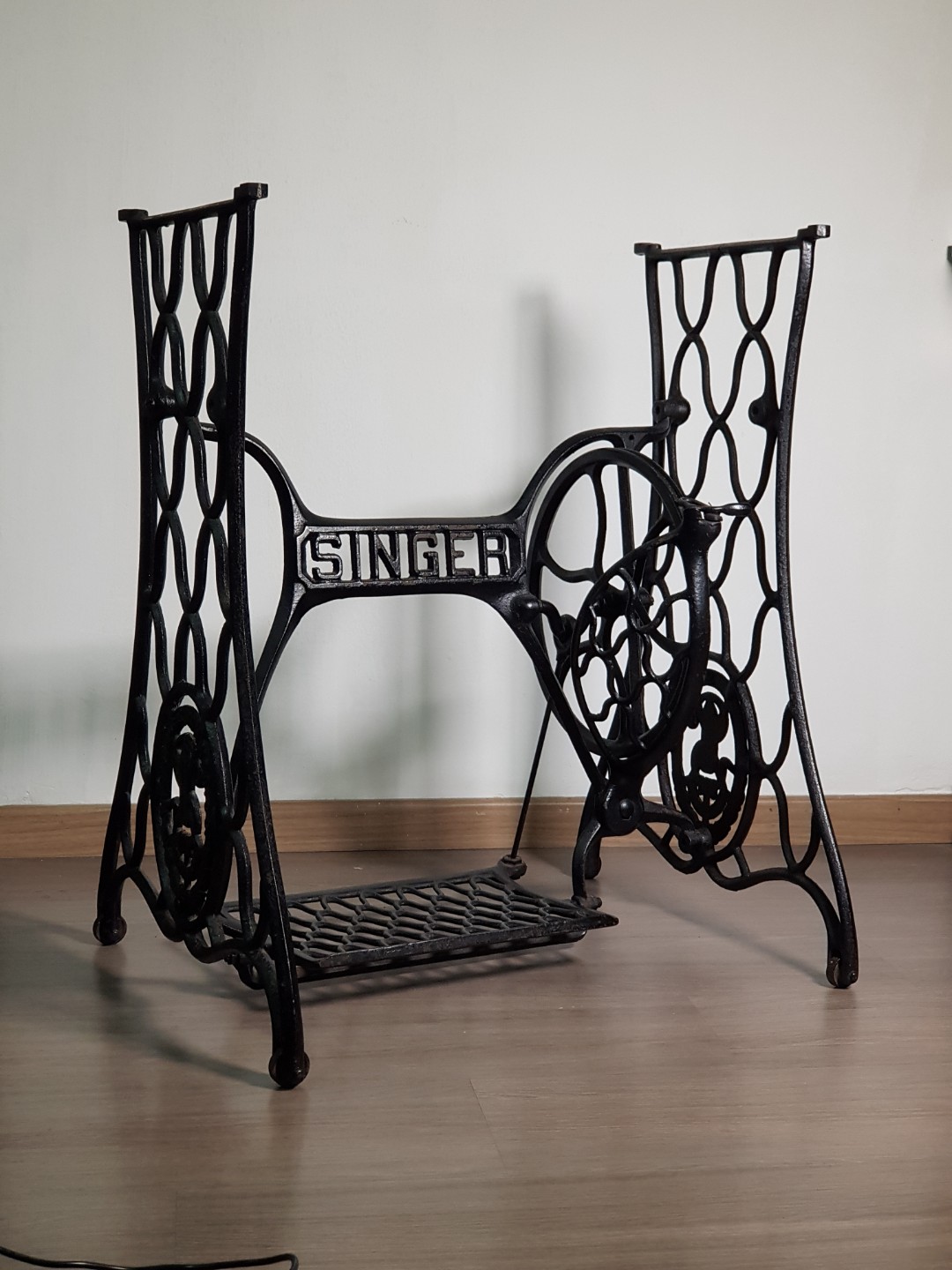 Rare Singer ORIGINAL vintage cast iron sewing machine leg, Furniture