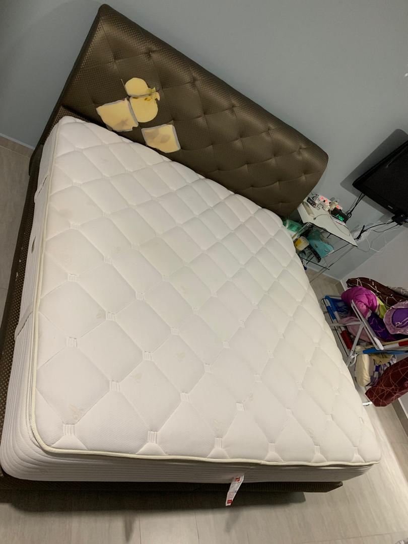 Slumberland King size mattress (Royal regency model), Furniture & Home