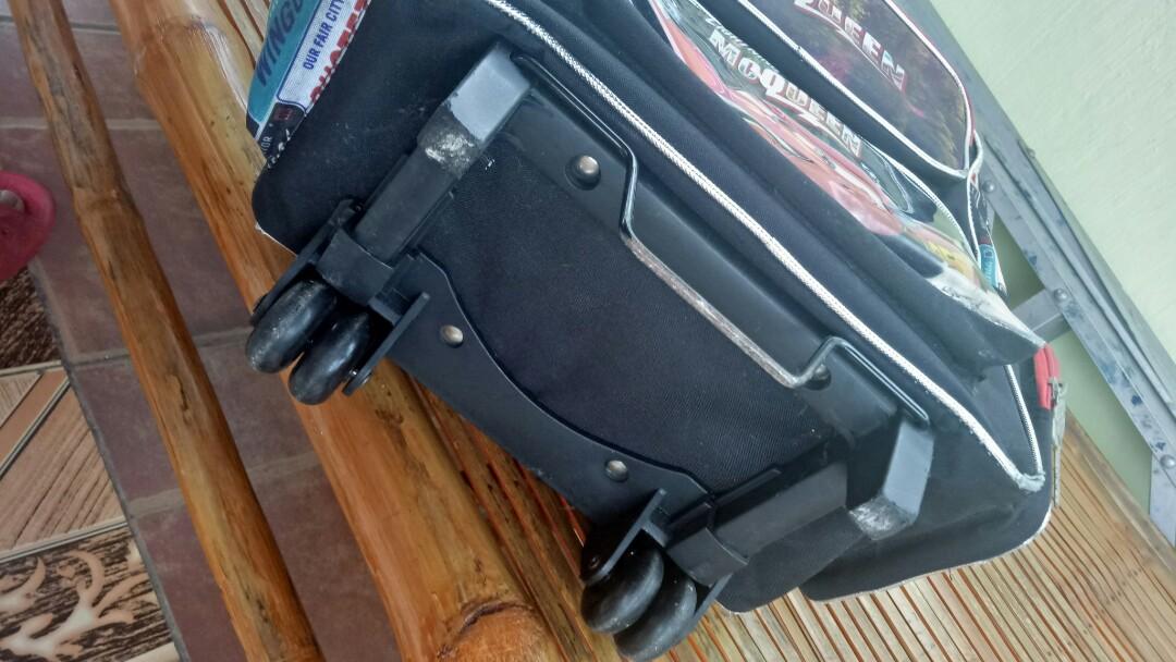 trolley bag (Category: Diaper Bags & Wetbags) located in Mandaluyong City. Submitted by evram14 (Listing ID 231945563, Image 2). Description: cars trolley bag with lunch bag in very good used condition needs cleaning but will wash item before shipping 1 yr use only with slight flaws sa mga gilid gilid but unoticeable nmn kahit papano.