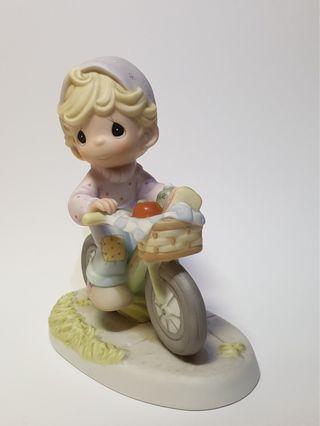 Precious Moments Figurine The Road To a Friend is Never Long (2004 Symbol Of Membership)(Item No. C0024)